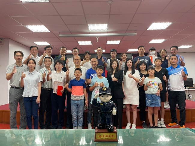 台南市刑事警察之友會頒發獎學金 「愛爾麗集團」勉勵76位刑警子女 | 華視市場快訊