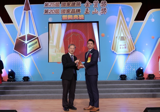 Q TAXI總經理林振崙榮獲玉山獎 回饋社會輔導考證最高10500元 | 華視市場快訊