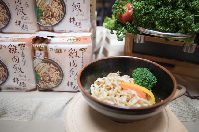 耐斯王子大飯店X 噴水雞肉飯X 小夫妻拌麵	三方聯名 攜手推出台灣唯一《雞肉飯風味拌麵》 讓饕客在家就能輕鬆品嘗雞肉飯風味 | 華視市場快訊