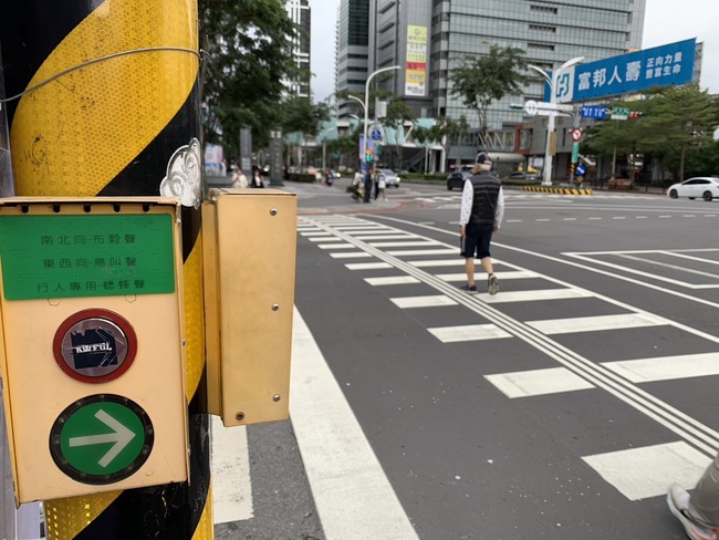 視覺功能障礙引導標線+智慧語音號誌   視障朋友通行安全再升級 | 華視市場快訊