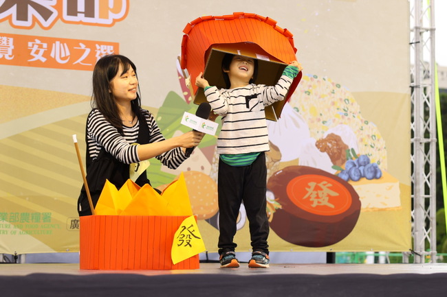 米糧俱樂部展售活動登場！兒童搬米親子變裝可愛到爆表 | 華視市場快訊