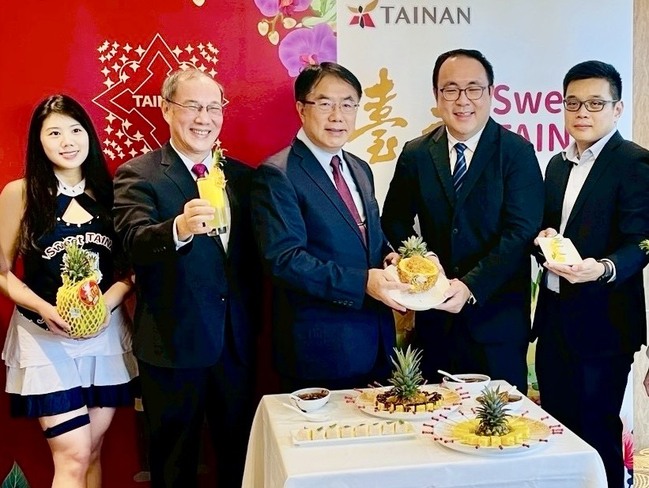 黃偉哲赴新加坡行銷臺南鳳梨  宣布成功上架新加坡大型連鎖超市 | 華視市場快訊