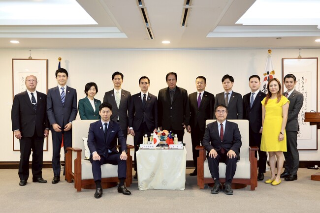 日本自民黨青年局長中曾根康隆拜會 黃偉哲致贈台南越光米見證跨時空台日情誼 | 華視市場快訊