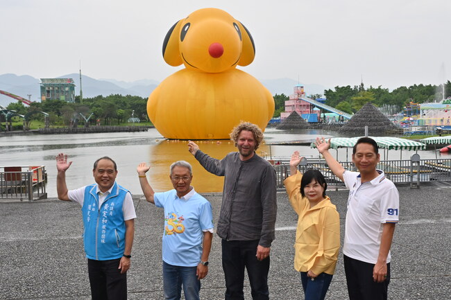 國際藝術家霍夫曼驚喜現身2025宜蘭童玩節！合體超萌巨星《史努比鴨》歡度夏日 | 華視市場快訊