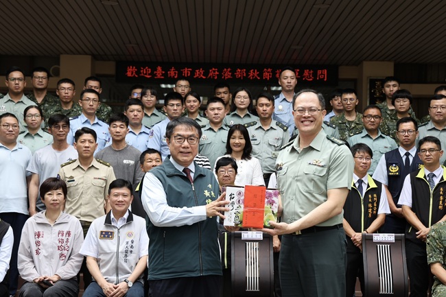 中秋慰勞國軍 黃偉哲贈慰勞金與農特產感謝官兵辛勞付出 | 華視市場快訊