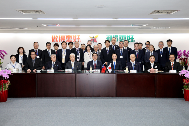 風雨故人來！山形市訪問團來訪　黃偉哲市長頒發長谷川幸司前議長榮譽市民證書 | 華視市場快訊